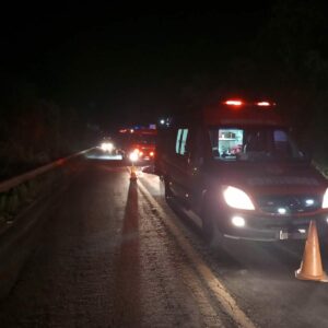 Acidente entre moto e caminhão mata motociclista