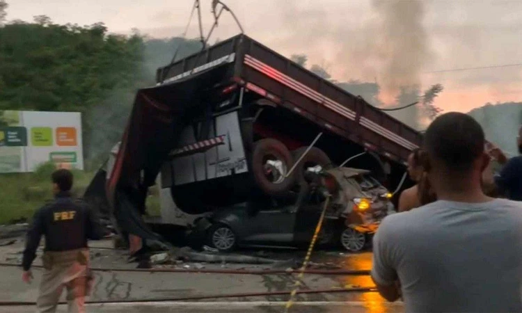 Carreta, carro e ônibus se envolveram em grave acidente em Teófilo Otoni. | Reprodução/Redes Sociais