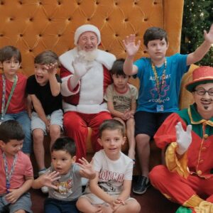 Café da manhã com Papai Noel encanta crianças em Chapecó