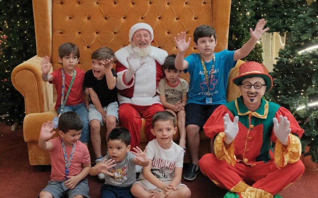 Café da manhã com Papai Noel encanta crianças em Chapecó