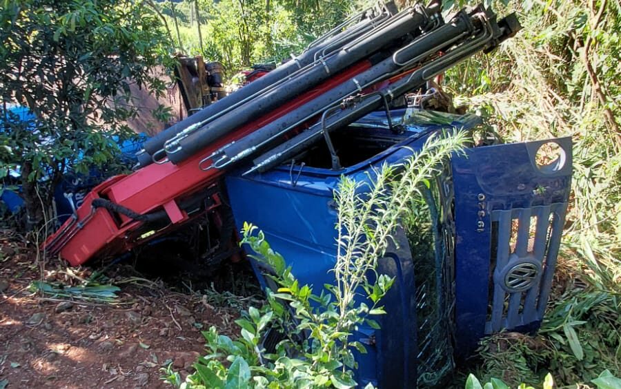 Caminhão perde freios, capota em riacho e vaza óleo na SC-155