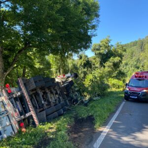 Caminhão tomba em ribanceira na BR-282 e motorista fica ferido