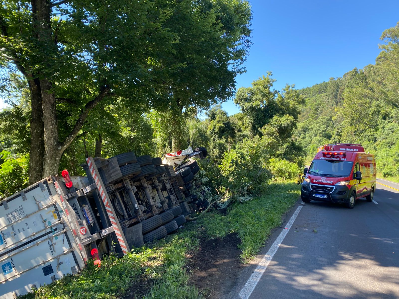 Caminhão tomba em ribanceira na BR-282 e motorista fica ferido