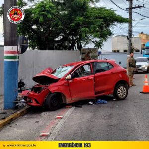 Carro colide contra poste e quatro pessoas ficam gravemente feridas em SC. | Foto: CBMSC/Divulgação 