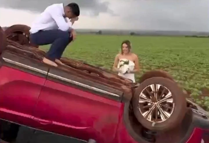 Carro com noivos capota e gera ensaio fotográfico inusitado