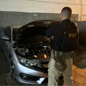 Carro roubado no RJ é recuperado na BR-101, em Navegantes (2)