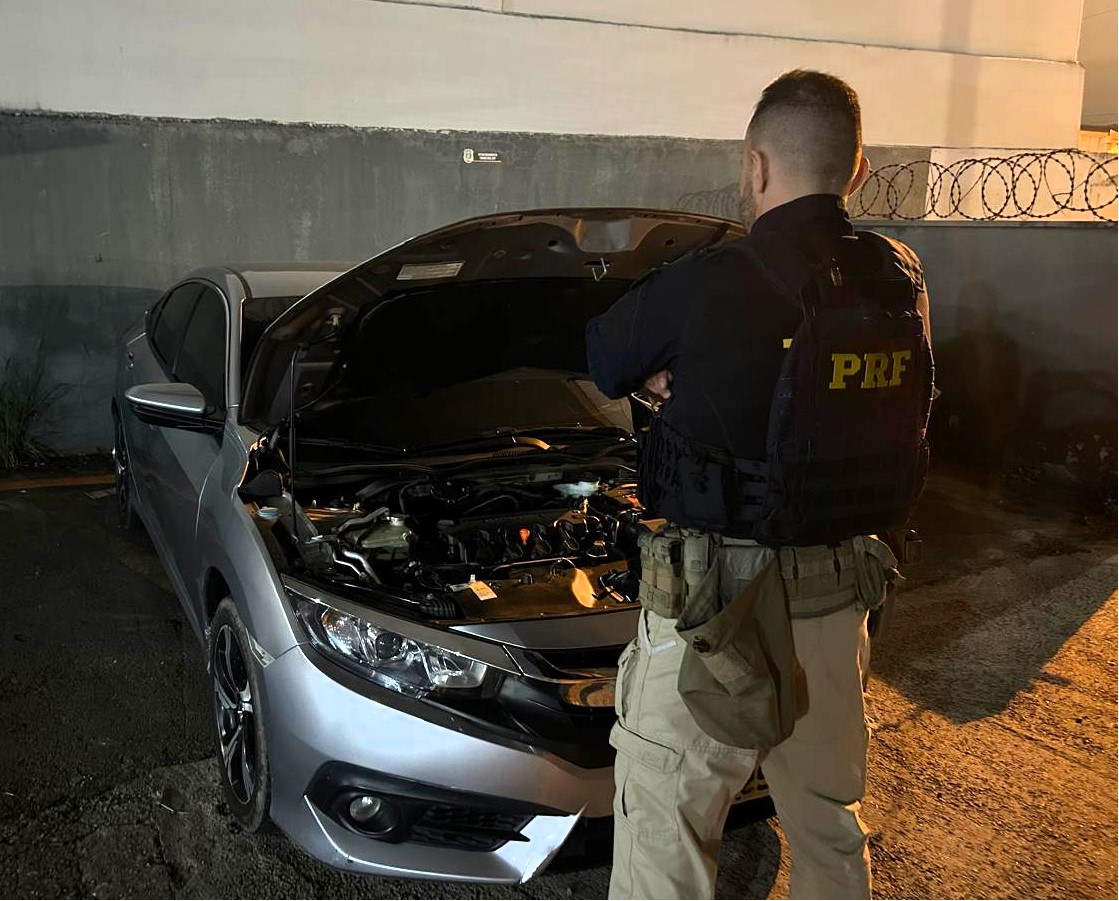 Carro roubado no RJ é recuperado na BR-101, em Navegantes | Foto: PRF/Divulgação