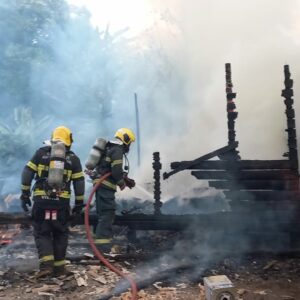 Casa é completamente tomada pelo fogo em Lages | Foto: CBMSC