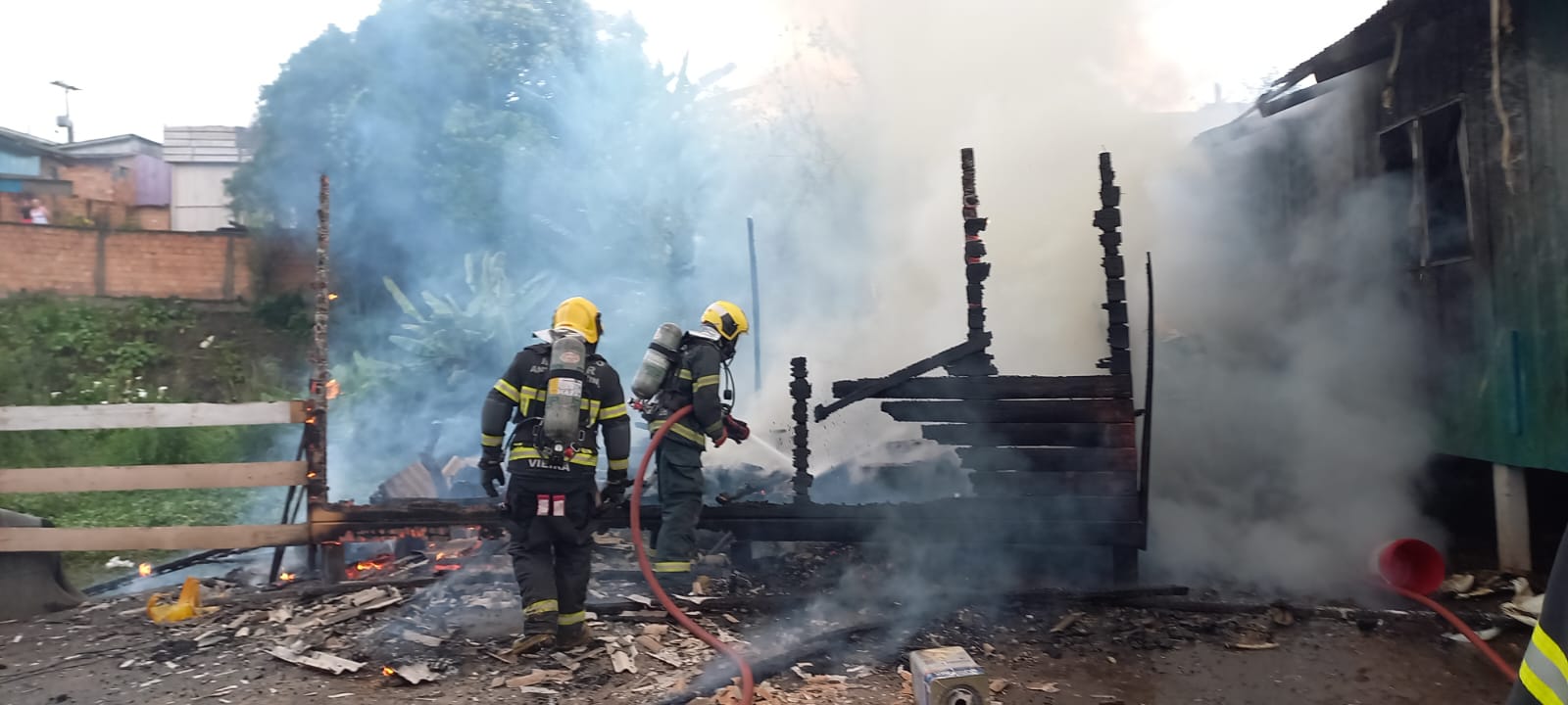 Casa é completamente tomada pelo fogo em Lages