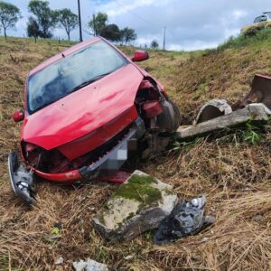 Casal é socorrido por equipes de resgate após acidente na Serra