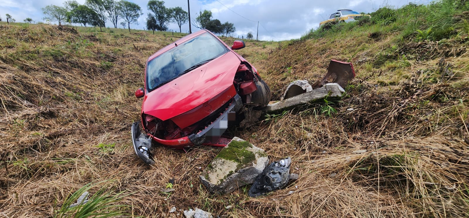 Casal é socorrido por equipes de resgate após acidente na Serra | Foto: PMRv