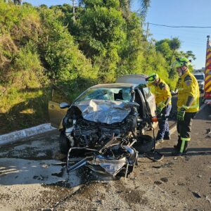 Colisão entre carros deixa jovem de 28 anos morto e feridos em SC | Foto: CBMSC/Divulgação