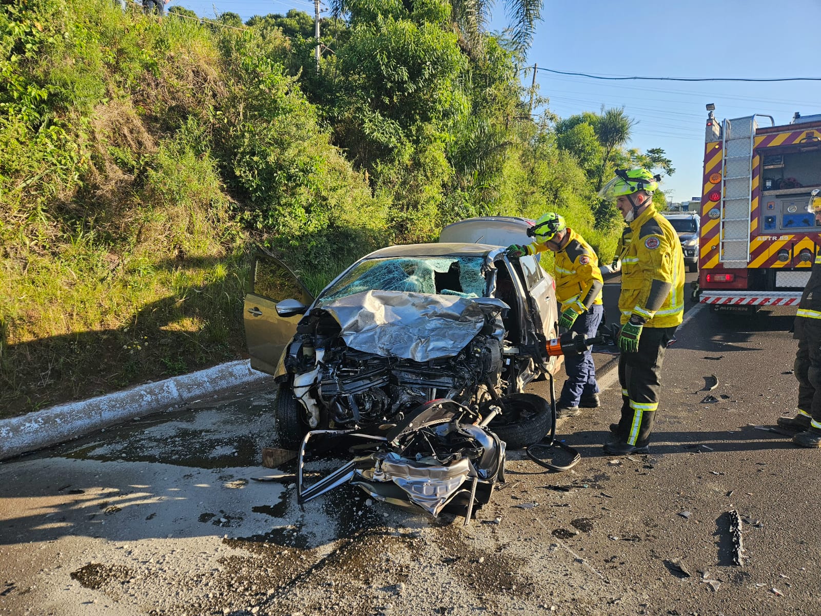 Colisão entre carros deixa jovem de 28 anos morto e feridos em SC (1)