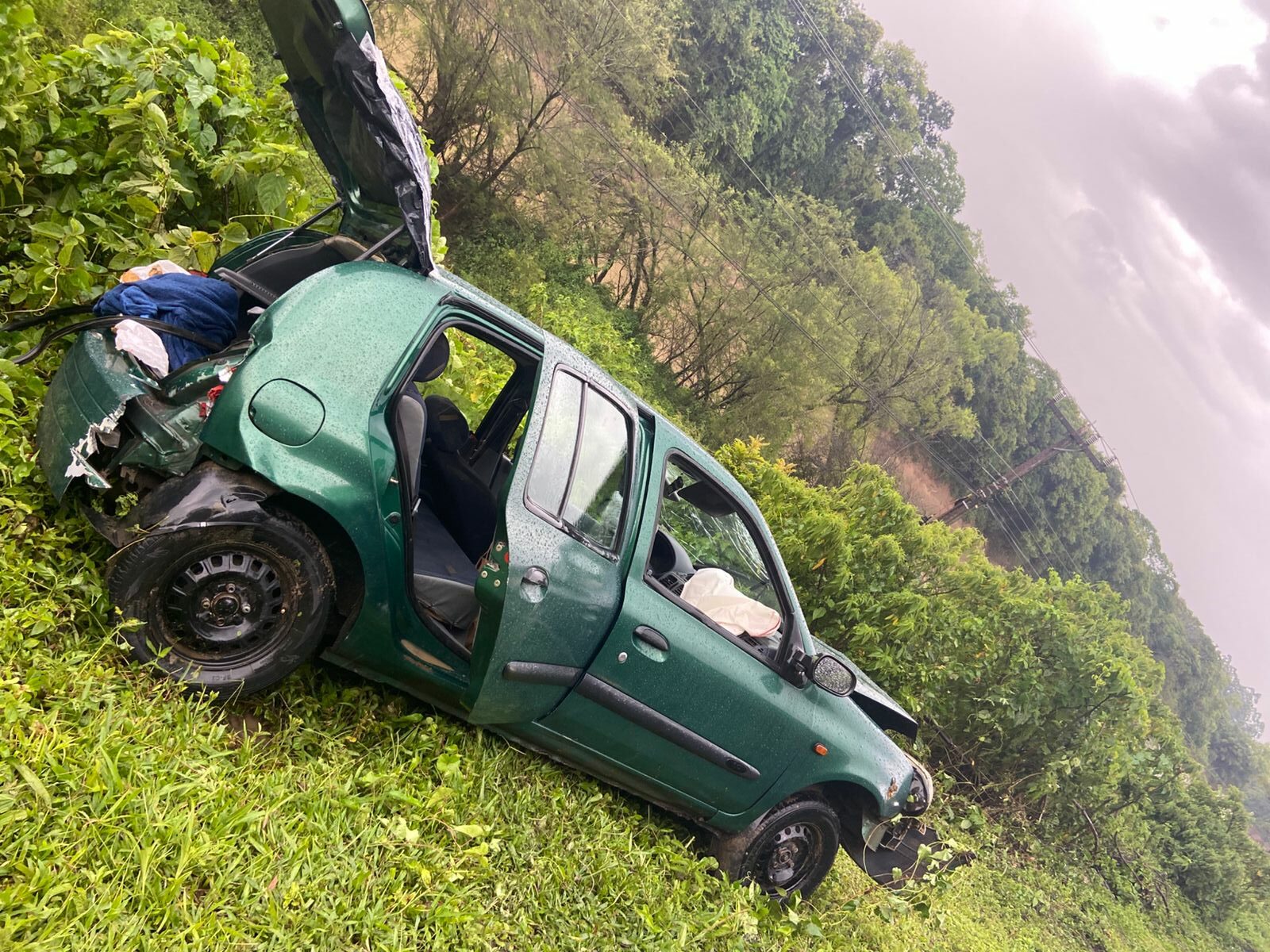 Condutor fica ferido ao sair de pista na BR-470