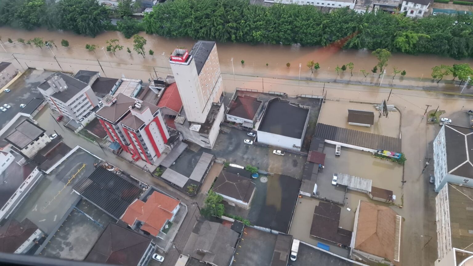 Alerta de perigo e mais de mil afetados pela chuva; a previsão do tempo para SC. – Foto: Coredec/Joinville/Reprodução