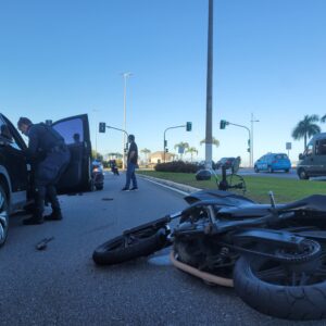 Dirigindo na contramão, carro colide contra veículos e deixa ferido em Florianópolis