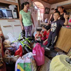 Dona Sônia realiza o sonho de presentear os netos