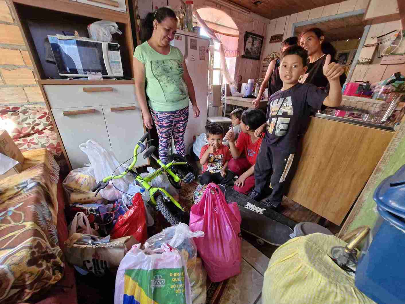 Dona Sônia realiza o sonho de presentear os netos