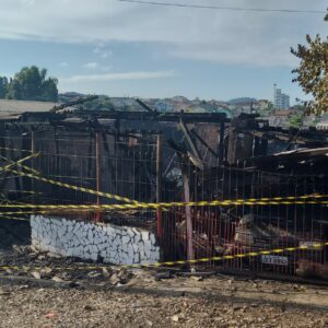 Filho mata pai carbonizado após incendiar casa da família na Serra