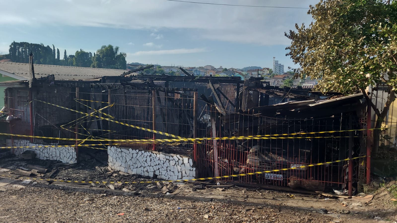 Filho mata pai carbonizado após incendiar casa da família na Serra. | Foto: CBMSC