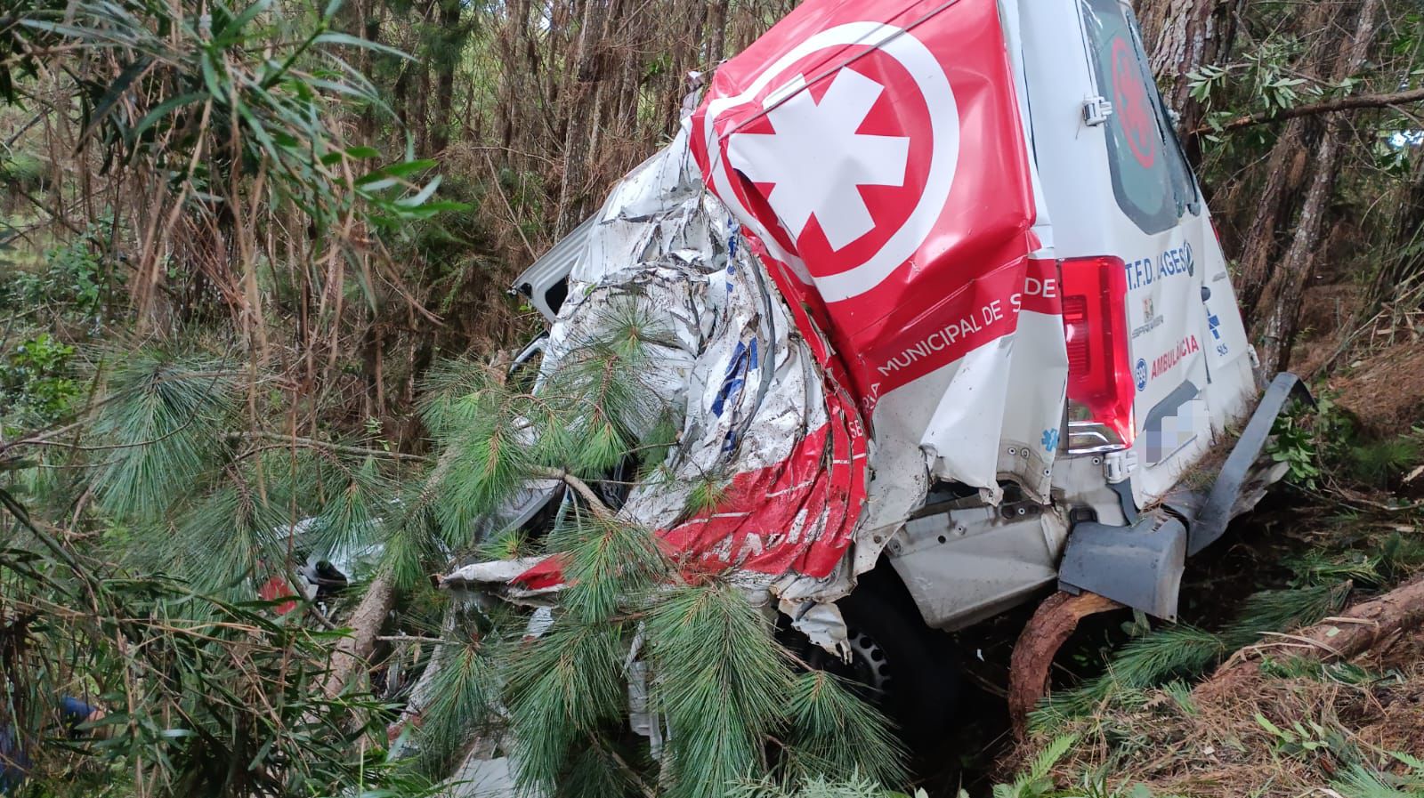 Grave acidente com ambulância de Lages deixa um morto. | Foto: reprodução redes sociais