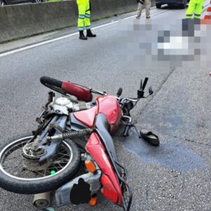 Grave acidente na BR-101 Motociclista de 71 anos morre após colisão com carreta