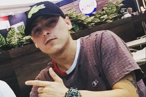 Homem é assassinado a tiros em frente a bar em Joinville