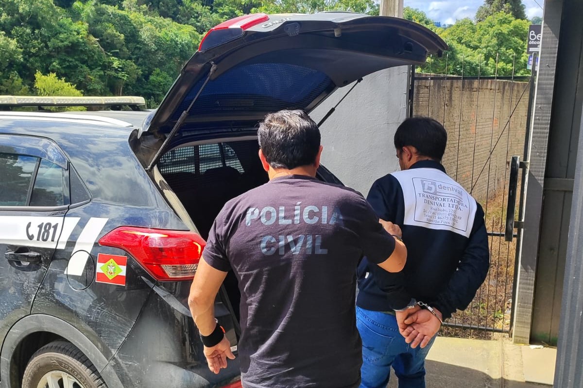 Homem é preso após dois anos abusando duas crianças em SC. | Foto: PCSC