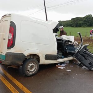 Homem morre após colidir veículo contra caminhão no Oeste de SC | Foto: Corpo de Bombeiros.