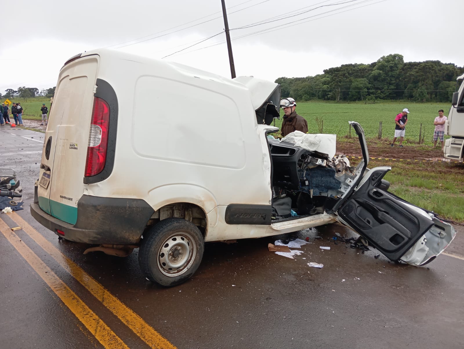 Homem morre após colidir veículo contra caminhão no Oeste de SC | Foto: Corpo de Bombeiros.