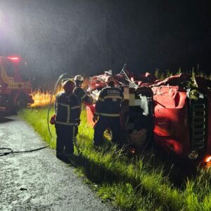 O acidente envolveu uma colisão entre um carro e um caminhão