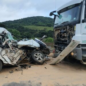 Homem morre preso às ferragens após colisão na Serra. | Foto: CBMSC