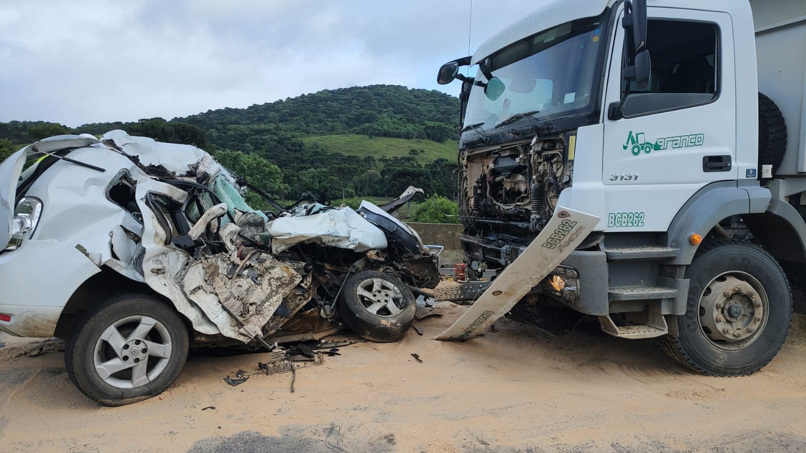 Homem morre preso às ferragens após colisão na Serra. | Foto: CBMSC