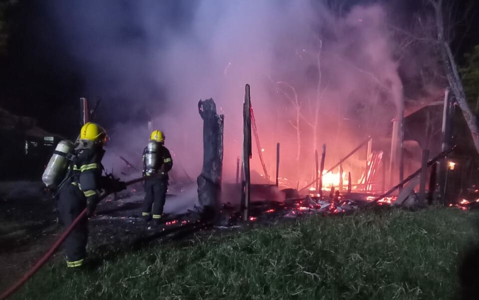 O galpão era construído por material misto | Imagem: Corpo de Bombeiros/Reprodução