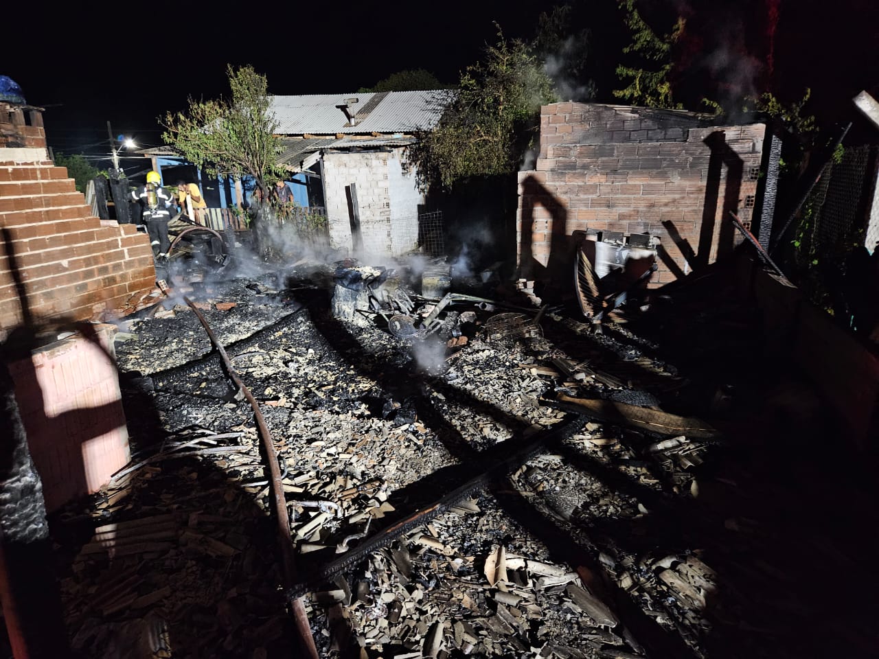 Incêndio consome residência e ameaça casas vizinhas em SC