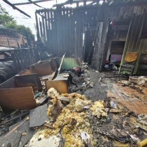 Incêndio destrói casa em Lages; família pede ajuda