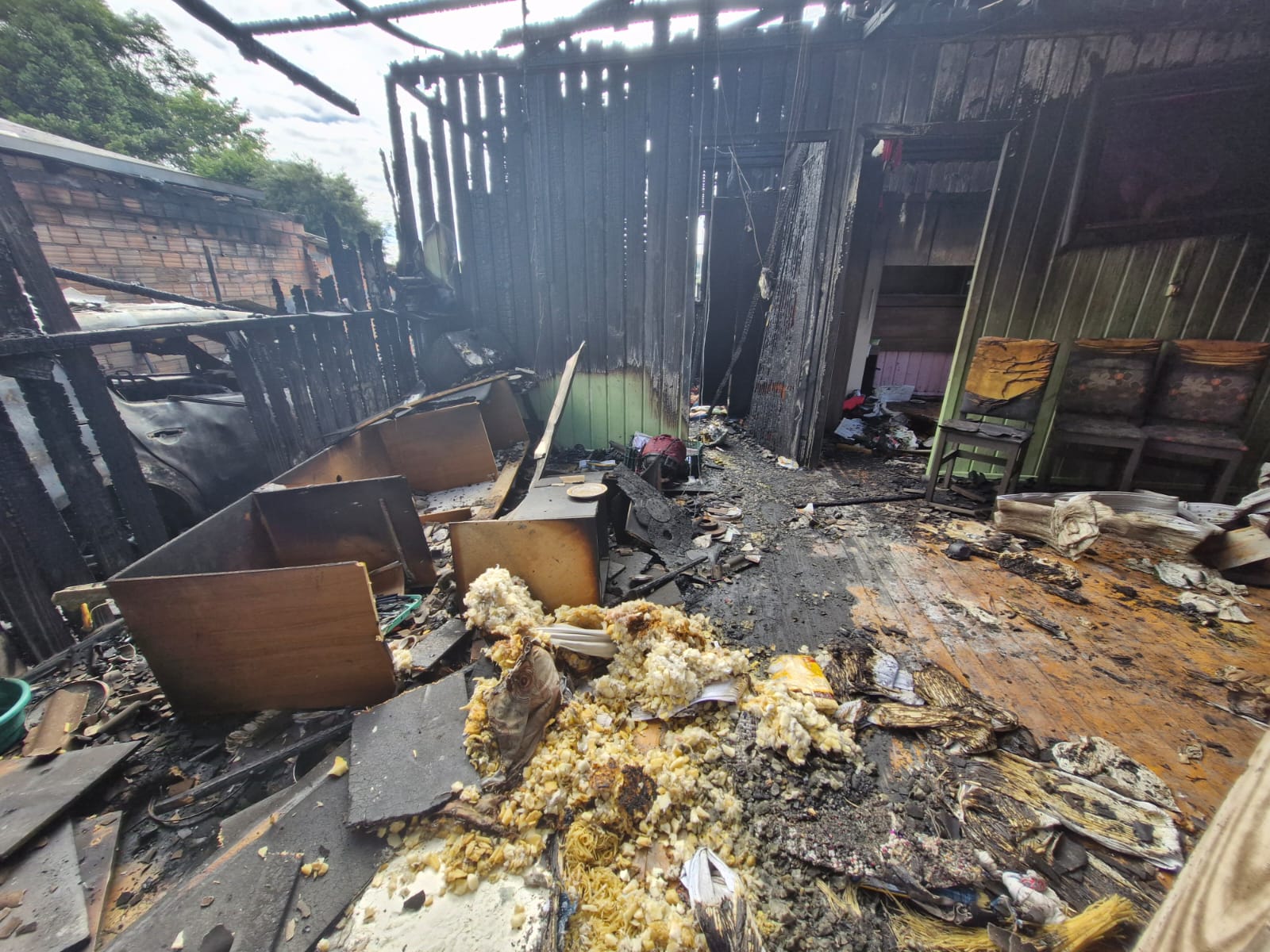 Casa destruída pelo incêndio | Foto: Gabriel Senem / Rádio Clube