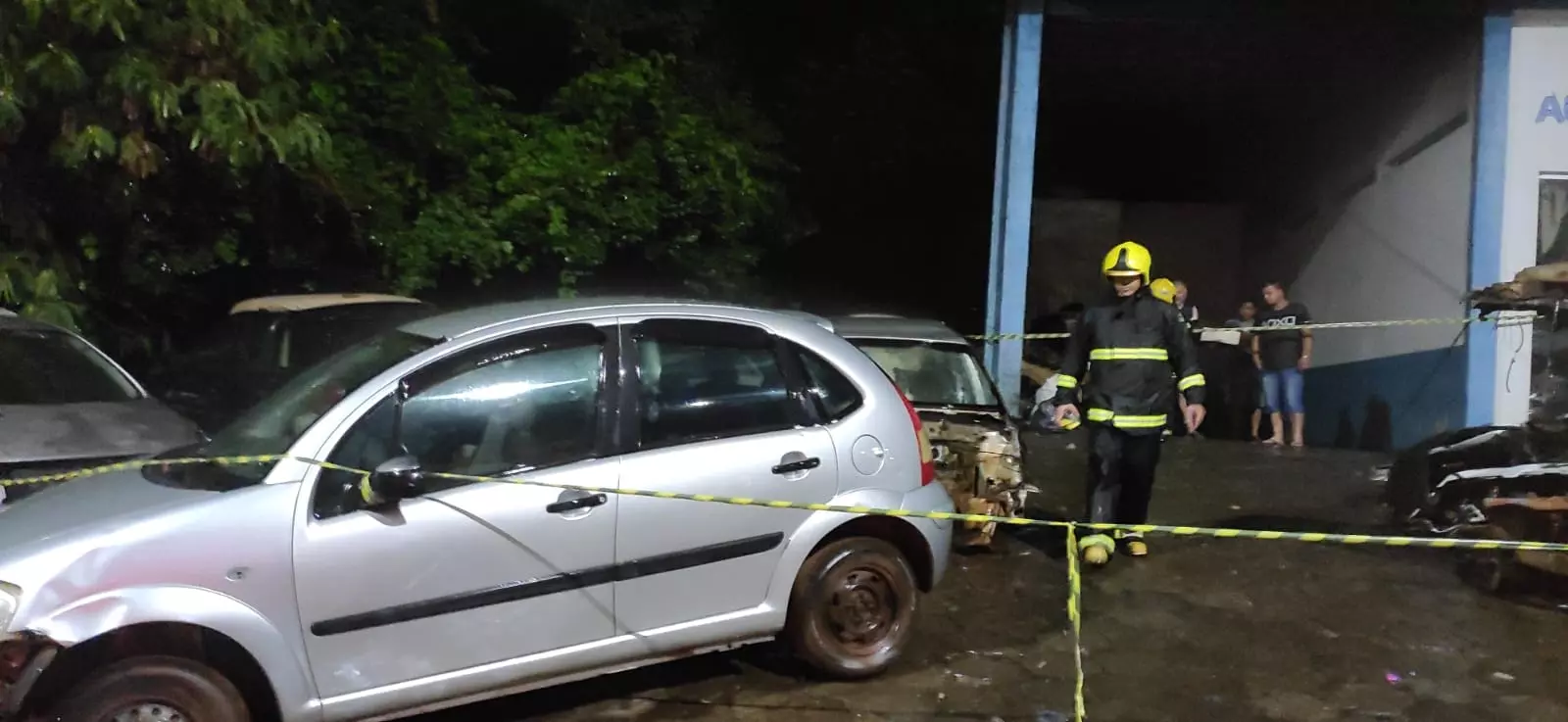 Carros foram atingidos pelo incêndio | Imagem: Corpo de Bombeiros/Reprodução