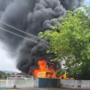 Incêndio em micro-ônibus e ônibus mobiliza bombeiros em Araquari | Foto: Reprodução | Corpo de Bombeiros de Araquari