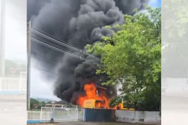 Incêndio em micro-ônibus e ônibus mobiliza bombeiros em Araquari | Foto: Reprodução | Corpo de Bombeiros de Araquari