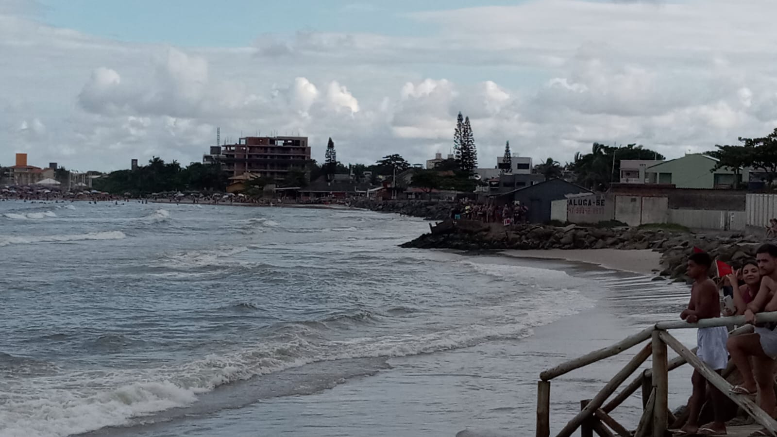 Jovens desaparecem após serem arrastados por correnteza perigosa em praia de SC