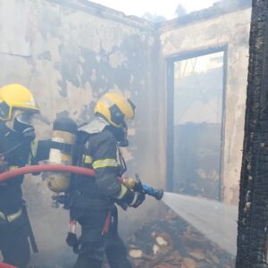 Mãe e filho saem às pressas e incêndio destrói casa em São José