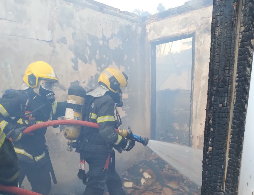 Mãe e filho saem às pressas e incêndio destrói casa em São José