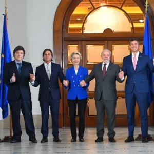 Presidentes dos países membros do Mercosul e Ursula von der Leyen participam de cúpula no Uruguai. | Foto: Reprodução/SBT News