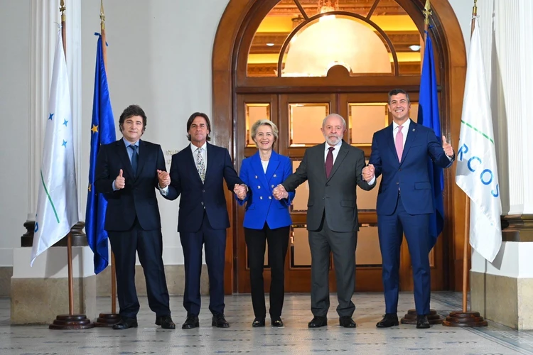 Presidentes dos países membros do Mercosul e Ursula von der Leyen participam de cúpula no Uruguai. | Foto: Reprodução/SBT News