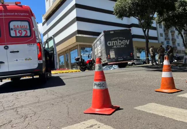 Motociclista morre após colisão com caminhão em Chapecó