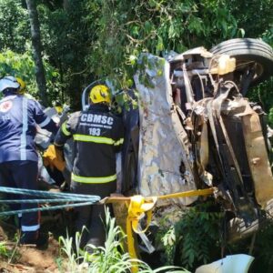 Acidente na BR-282 deixa um morto e três feridos em SC