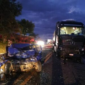 Vídeo flagra momento de colisão fatal entre carro e carreta na BR-153