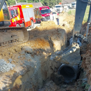 Trabalhador fica ferido após ser soterrado em Blumenau; colegas ajudaram no resgate