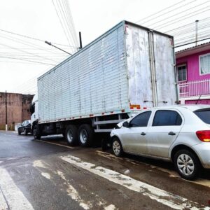 Motorista abandona carro após colisão em São Joaquim. | Foto: PMRv